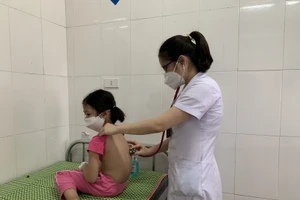 Bác sĩ kiểm tra sức khoẻ cho bé sau quá trình điều trị tại Bệnh viện. Nguồn: BV Sản Nhi Nghệ An.