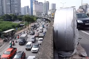 Một cuộn thép nằm sát lan can đường Vành đai 3 trên cao. Ảnh: Huy Mạnh.