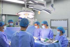 Phút mặc niệm của ekip các BS BV Chợ Rẫy trước khi tiến hành phẫu thuật lấy tạng từ người hiến tạng bị chết não. Ảnh: BV.