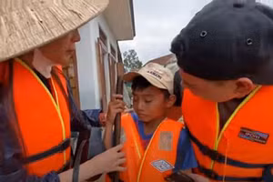 Thủy Tiên tài trợ 2 học sinh nghèo miền Trung học hết đại học