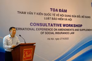 Phó Tổng Giám đốc BHXH Việt Nam Lê Hùng Sơn phát biểu tại Tọa đàm.