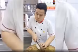 Video: Tuyệt kỹ dao thớt của người đầu bếp mù ở Trung Quốc 