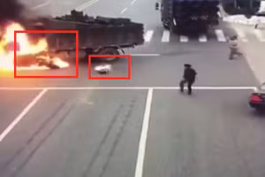 Video: Người đàn ông đi xe máy đâm trúng bình xăng xe tải khiến lửa bùng lên dữ dội