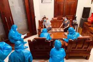 Lực lượng chức năng làm việc với y sỹ Nguyễn Văn Hiền. Ảnh: Đài PT TP Hải Dương