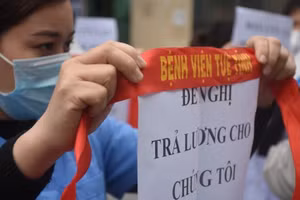 40 nhân viên y tế công tác tại Bệnh viện Tuệ Tĩnh, Học viện Y học Cổ truyền Việt Nam "xuống đường" đòi lương. Ảnh: Internet.