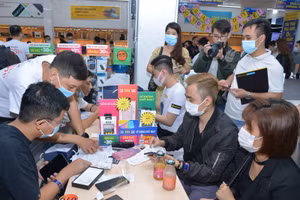 Cơn sốt iPhone 12, tay to buôn hàng công nghệ kiếm đậm