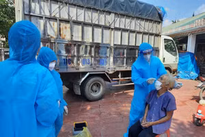 Đội đáp ứng nhanh Trung tâm Kiểm soát bệnh tật lấy mẫu xét nghiệm SARS-CoV-2 tại Tổ 8, phường Đề Thám, Thành phố Cao Bằng. Ảnh: CDC Cao Bằng.
