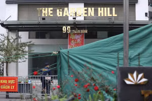 Cách ly tòa nhà Garden Hill để đảm bảo công tác phòng chống dịch. Ảnh: TTXVN