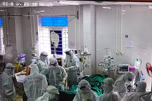 Các bác sĩ Chợ Rẫy can thiệp đặt ECMO cho bệnh nhân. Ảnh Bộ Y tế.