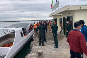 Các lực lượng chức năng có mặt để thực hiện công tác cứu hộ. Ảnh: PLO.