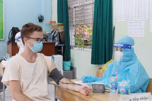 Người nước ngoài sống tại Quận 4 đến tiêm vắc xin Vero Cell. Ảnh: Thành Ủy TP Hồ Chí Minh.