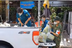 Video: Bộ đội đưa lương thực, thực phẩm đến từng nhà người dân 
