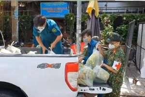 Video: Bộ đội đưa lương thực, thực phẩm đến từng nhà người dân 