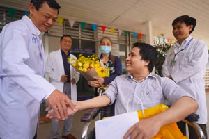 Bác sĩ chúc mừng bệnh nhân đặc biệt trong ngày xuất viện. Ảnh: NLĐ.