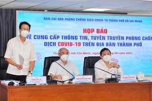 Phó Chủ tịch HĐND TP Phạm Đức Hải trao đổi thông tin với các PV báo chí. Nguồn: Trung tâm Báo chí TP Hồ Chí Minh.