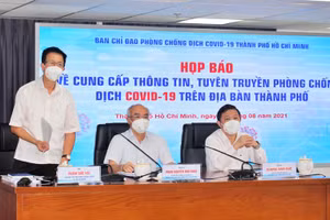 Phó Chủ tịch HĐND TP Phạm Đức Hải trao đổi thông tin với các PV báo chí. Nguồn: Trung tâm Báo chí TP Hồ Chí Minh.