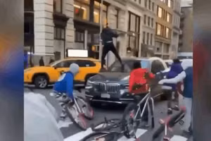 Video: Hàng chục thanh niên đi xe đạp lao vào đập phá BMW X5