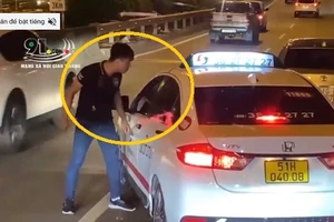 Video: Xôn xao người đàn ông đi xe Vios chặn đầu xe taxi trên cao tốc rồi đánh tài xế