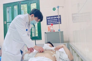 PGS.TS Phùng Duy Hồng Sơn đang thăm khám cho bệnh nhân. Ảnh: BV.