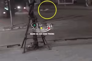 Video: Thanh niên đi xe máy tốc độ cao, lao vào gầm container