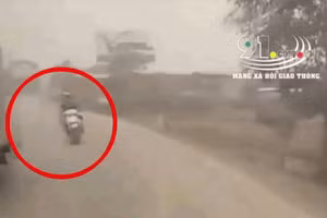 Video: Xe máy vượt ẩu khiến xe buýt bị lật ngang, hành khoách hoảng loạn