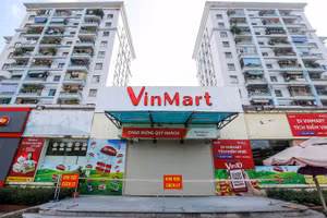 Tại siêu thị VinMart Văn Quán, lực lượng chức năng đã căng dây, treo thông báo "khu vực cách ly". Ảnh: NLĐ.