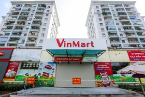 Tại siêu thị VinMart Văn Quán, lực lượng chức năng đã căng dây, treo thông báo "khu vực cách ly". Ảnh: NLĐ.