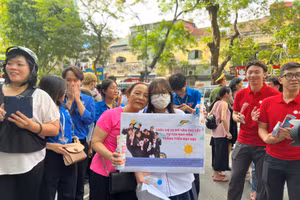 Những cái ôm ngoài cổng trường thi