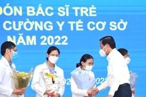 Chủ tịch UBND Thành phố Hồ Chí Minh Phan Văn Mãi chúc mừng các bác sĩ trẻ tăng cường về trạm y tế cơ sở. Ảnh: Việt Dũng.