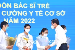 Chủ tịch UBND Thành phố Hồ Chí Minh Phan Văn Mãi chúc mừng các bác sĩ trẻ tăng cường về trạm y tế cơ sở. Ảnh: Việt Dũng.
