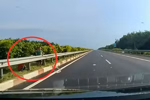 Video: Bất chấp nguy hiểm, 3 bé trai đứng trên dải phân cách ném đá vào ôtô trên cao tốc