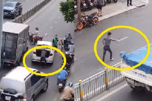 Video: Sau va chạm, thanh niên lái ô tô 4 chỗ cầm kiếm truy đuổi tài xế xe tải