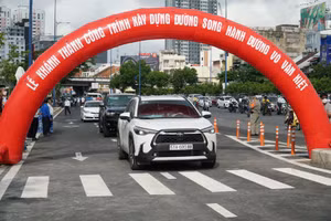 Xe chính thức chạy trên đường song hành Võ Văn Kiệt. Ảnh: Bảo Phương.