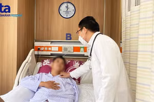 Bác sĩ Võ Trần Nguyên Duy ân cần hỏi han sức khỏe anh Tuấn. Ảnh: Bệnh viện đa khoa Tâm Anh Thành phố Hồ Chí Minh.