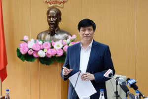 GS.TS Nguyễn Thanh Long - Uỷ viên Trung ương Đảng, Bộ trưởng Bộ Y tế chủ trì hội nghị tại điểm cầu Bộ Y tế. Ảnh: Trần Minh