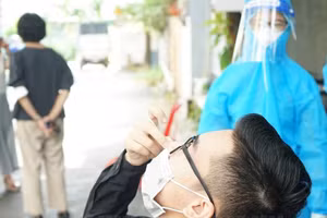 Người dân tự lấy mẫu với sự hướng dẫn của nhân viên y tế. Nguồn: Trang tin điện tử Đảng Bộ TP Hồ Chí Minh.
