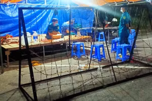 Một cụm dân cư ở Đăk Hà với 33 hộ dân được phong tỏa chặt sau khi ghi nhận chùm ca F0, gồm 5 ca bệnh trong cùng gia đình. Ảnh: HL.