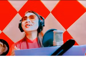 Nghệ sĩ hát trực tuyến tại nhà tặng khán giả trong mùa dịch Covid-19. Ảnh minh họa.