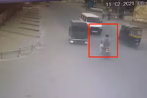 Video: Vượt ẩu, người đàn ông đi xe máy đâm trực diện đầu xe ô tô