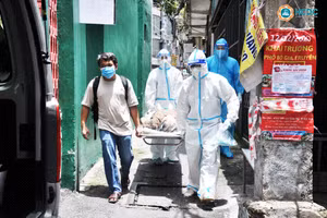 Một ngày làm việc của những nhân viên Trạm y tế lưu động