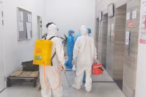 Trung tâm Y tế quận Thanh Xuân khử khuẩn tầng 8, khu vực sinh hoạt chung, khu vực thang máy, khu vực lễ tân đơn nguyên 2 tòa nhà Center Point. Ảnh minh họa: Thiện Tâm.