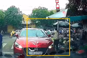 Video: Xôn xao nữ tài xế ô tô đỏ biển số Thái Nguyên dừng xe ngược chiều để mua rau