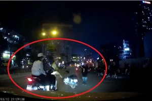 Video: Thanh niên né chốt cảnh sát giao thông suýt làm ngã bạn gái