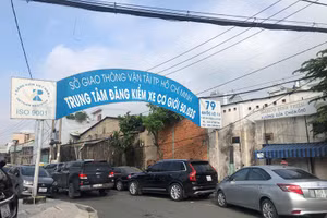 Xe cộ đông đúc trước cổng vào Trung tâm đăng kiểm xe cơ giới 50.03S. Ảnh: Báo Công an TP Hồ Chí Minh.