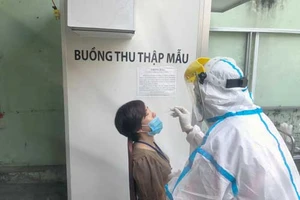 Trung tâm kiểm soát bệnh tật (CDC) Đà Nẵng lấy mẫu xét nghiệm cho người dân. Ảnh: CDC Đà Nẵng.