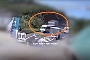 Video: Khoảnh khắc xe tải mất lái tông xe khách 16 chỗ rồi lật ngang đường