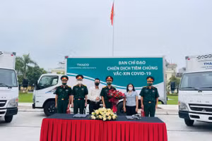 PGS.TS Dương Thị Hồng - Phó Viện trưởng Viện Vệ sinh dịch tễ trung ương, Trưởng Văn phòng Tiêm chủng mở rộng quốc gia chứng kiến buổi bàn giao xe lạnh chuyên dụng vận chuyển vắc xin cho Quân khu 3. Ảnh: BYT.