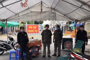 Lực lượng chức năng khoanh vùng, cách ly y tế đối với khu vực Chợ Sáng thuộc địa bàn thị trấn Dầu Tiếng. Nguồn: Báo Bình Dương