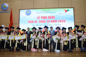 Khen thưởng cho 21 tân Thạc sĩ đã có nhiều thành tích xuất sắc trong học tập, phong trào lớp.