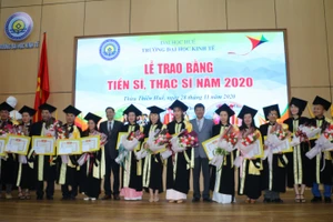 Khen thưởng cho 21 tân Thạc sĩ đã có nhiều thành tích xuất sắc trong học tập, phong trào lớp.